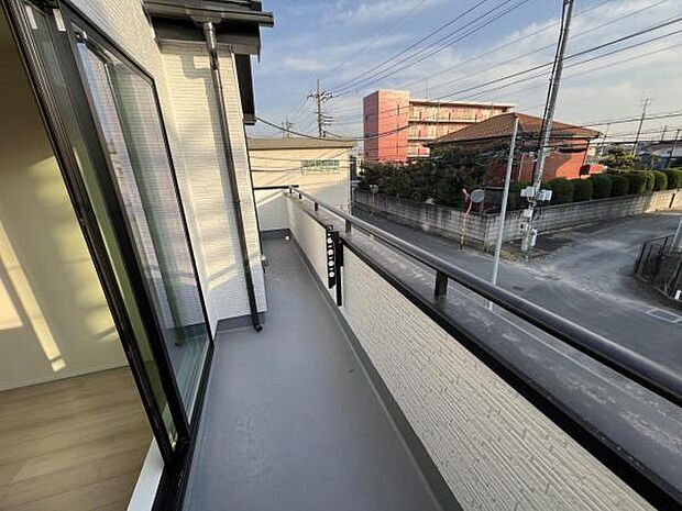 広々バルコニーで布団やレジャーシートなど大きな物も簡単に干すことができお洗濯も楽しくなりそうですね。