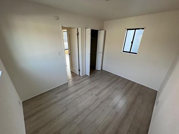 木の温もりが優しいフローリングの収納スペース付き洋室です。