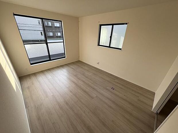 洋室は、風通しが良く明るく快適な空間です。ゆったりと読書など、趣味にも没頭できプライベート時間もお寛ぎ頂けそうです。