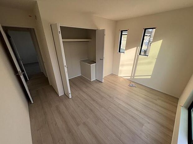 木の温もりが優しいフローリングの収納スペース付き洋室です。