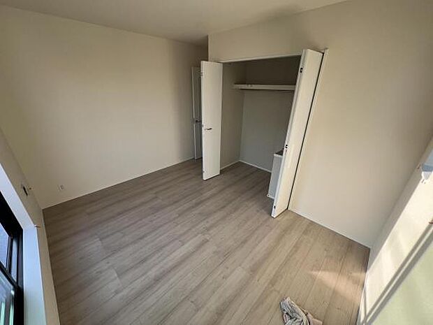 洋室は、風通しが良く明るく快適な空間です。ゆったりと読書など、趣味にも没頭できプライベート時間もお寛ぎ頂けそうです。