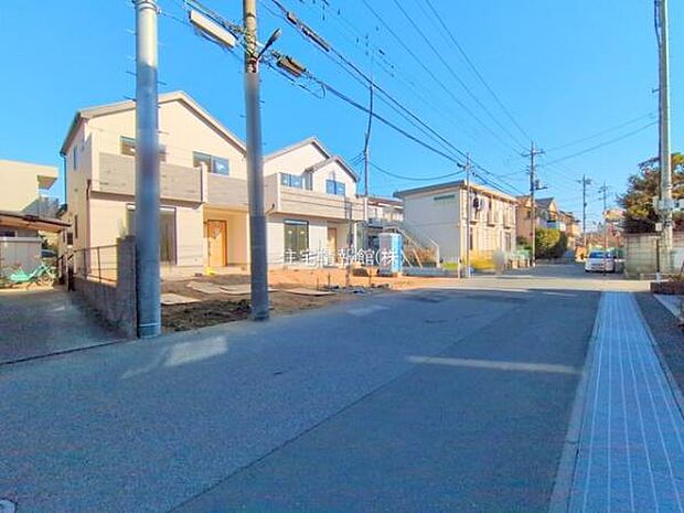 前面道路を含めた現地写真です。