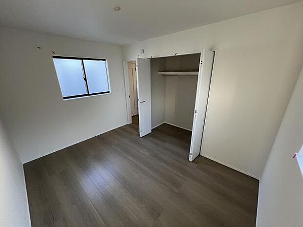 木の温もりが優しいフローリングの収納スペース付き洋室です。