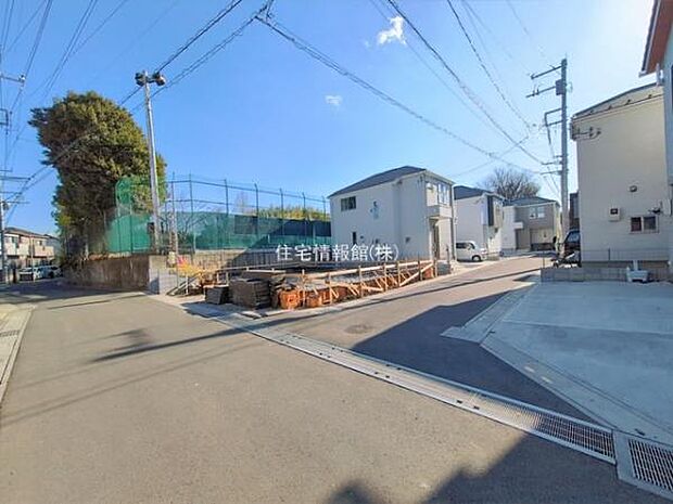 前面道路を含めた現地写真です。