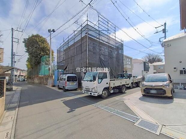 前面道路を含めた現地写真です。