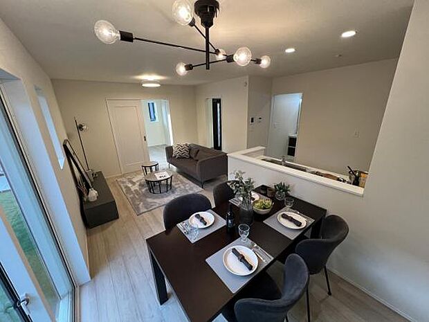 家族団らんの場所としてゆったりと居心地の良いリビングです。