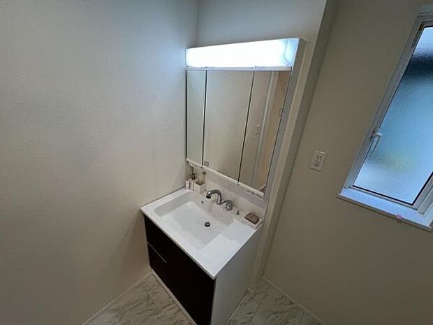 洗面化粧台です。朝の身支度から1日が始まります。