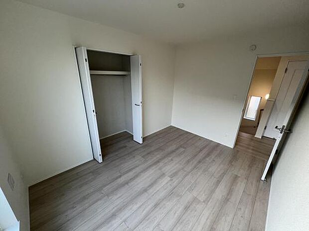 洋室は、風通しが良く明るく快適な空間です。ゆったりと読書など、趣味にも没頭できプライベート時間もお寛ぎ頂けそうです。