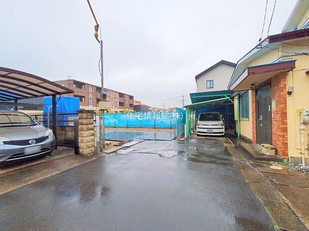 前面道路を含めた現地写真です。