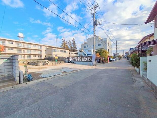 前面道路を含めた現地写真です。