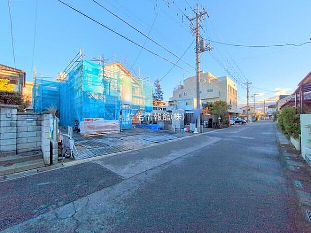 前面道路を含めた現地写真です。