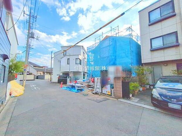 前面道路を含めた現地写真です。