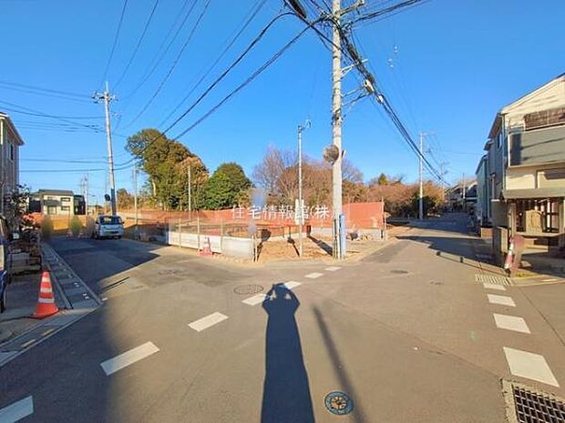 前面道路を含めた現地写真です。