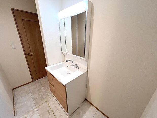 洗面化粧台です。朝の身支度から1日が始まります。