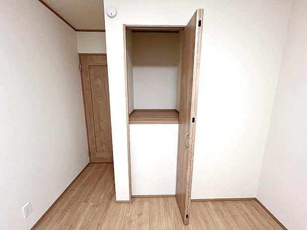 いつでもお部屋をスッキリお使い頂ける収納スペースを設置。