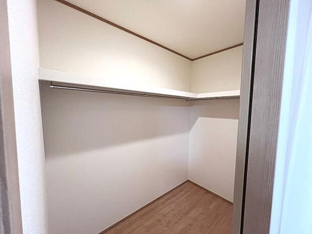 ウォークインクローゼットがあり収納スペースも豊富。季節物もスッキリ片付きそうです。