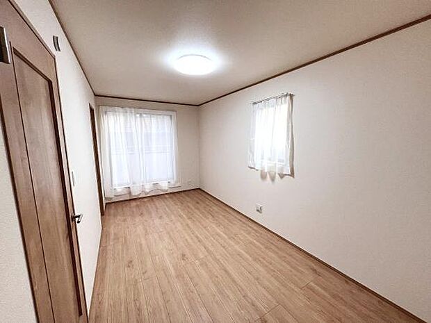 木の温もりが優しいフローリングの収納スペース付き洋室です。