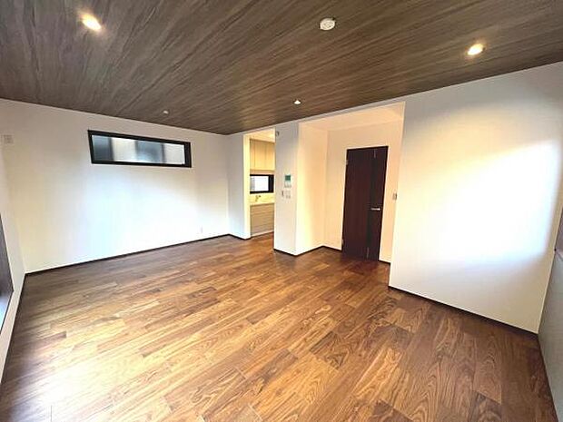 お食事中もキッチンと会話が楽しめるダイニングスペース。