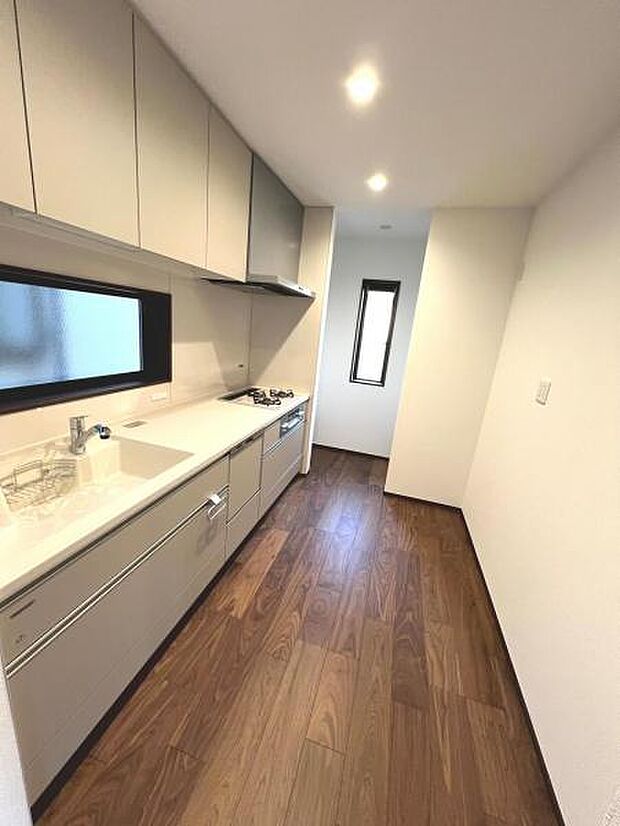 ご家族を見守りながら家事が捗る対面式キッチン。お料理をしながらご家族のサポートも可能です。