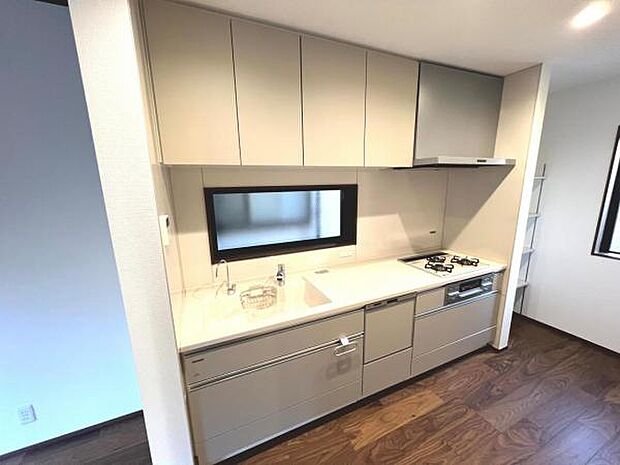 リビングが見渡せ、料理中も会話が弾む対面式キッチンです。