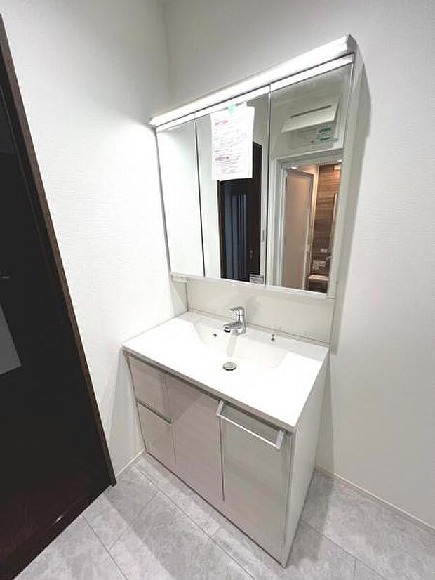 洗面化粧台です。朝の身支度から1日が始まります。