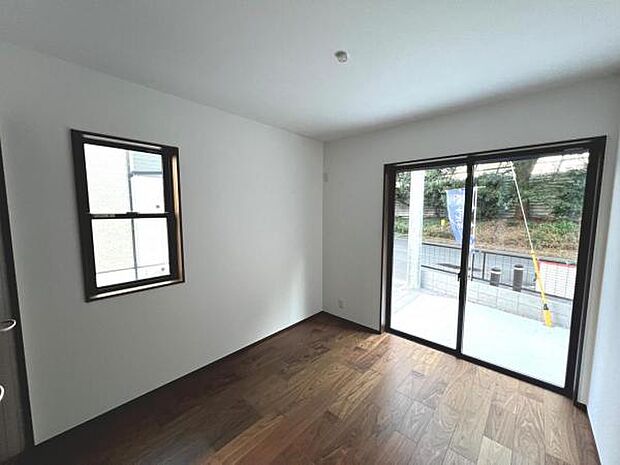 木の温もりが優しいフローリングの収納スペース付き洋室です。