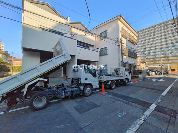 前面道路を含めた現地写真です。