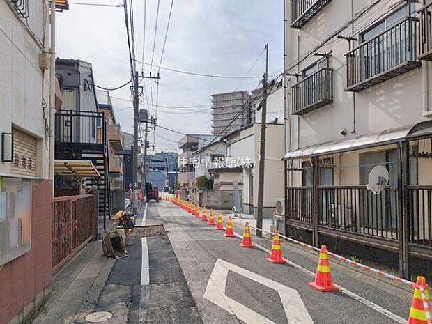 前面道路を含めた現地写真です。