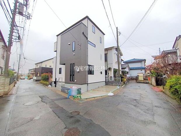 前面道路を含めた現地写真です。