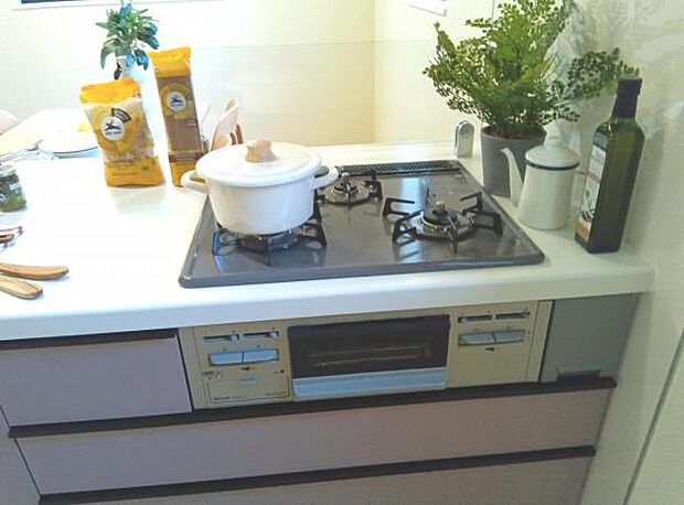 ご家族を見守りながら家事が捗る対面式キッチン。お料理をしながらご家族のサポートも可能です。