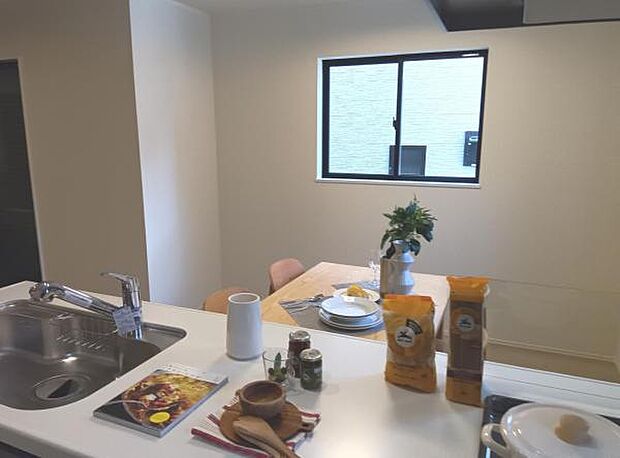 ご家族を見守りながら家事が捗る対面式キッチン。お料理をしながらご家族のサポートも可能です。