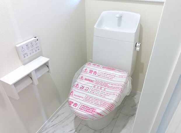 シャワー洗浄機能付のトイレは、清潔感が印象的な空間ですね。