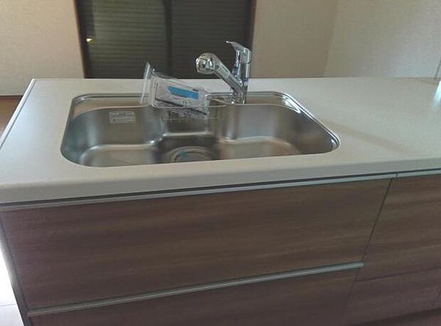 ご家族を見守りながら家事が捗る対面式キッチン。お料理をしながらご家族のサポートも可能です。