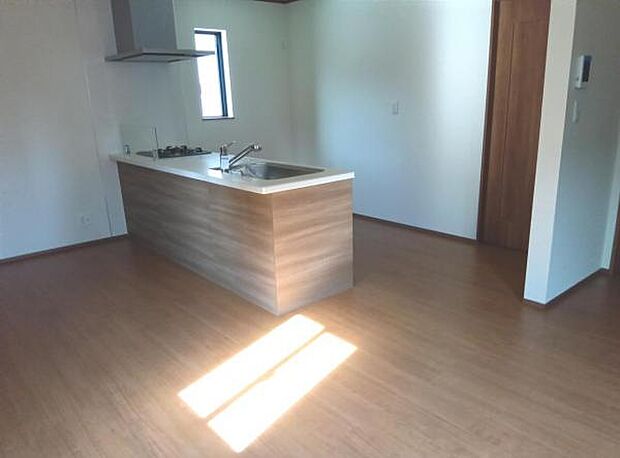 お食事中もキッチンと会話が楽しめるダイニングスペース。