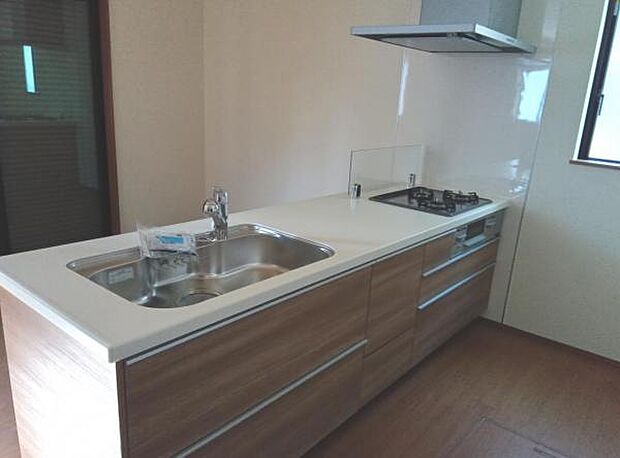 リビングが見渡せ、料理中も会話が弾む対面式キッチンです。