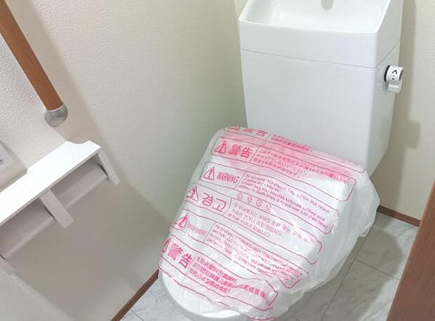 シャワー洗浄機能付のトイレは、清潔感が印象的な空間ですね。