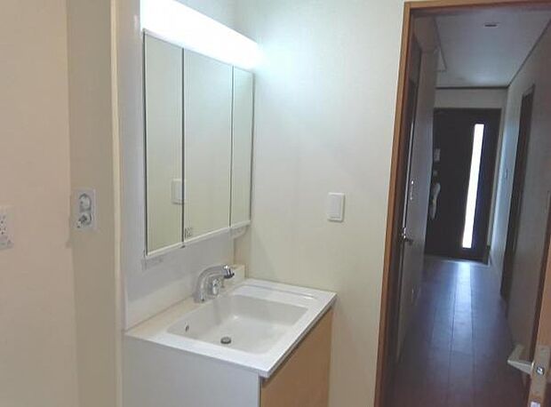 洗面化粧台です。朝の身支度から1日が始まります。