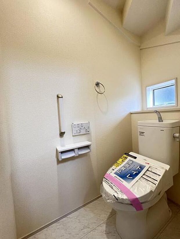 シャワー洗浄機能付のトイレは、清潔感が印象的な空間ですね。