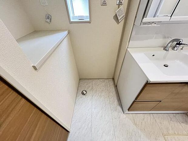 独立洗面台の横にはランドリースペースがございます。