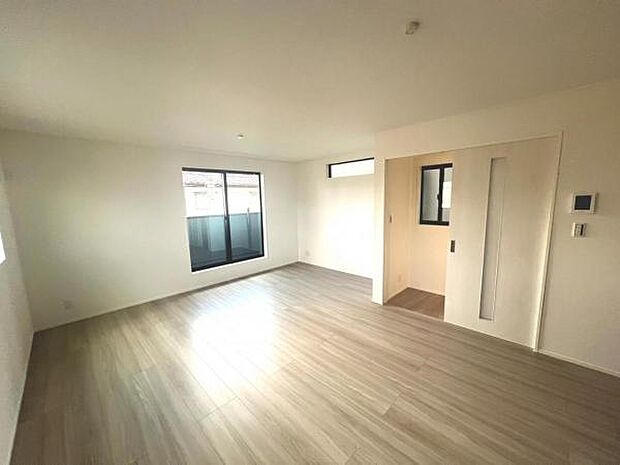 ご家族が集うLDKは約18帖の広さ、団らんの空間です。