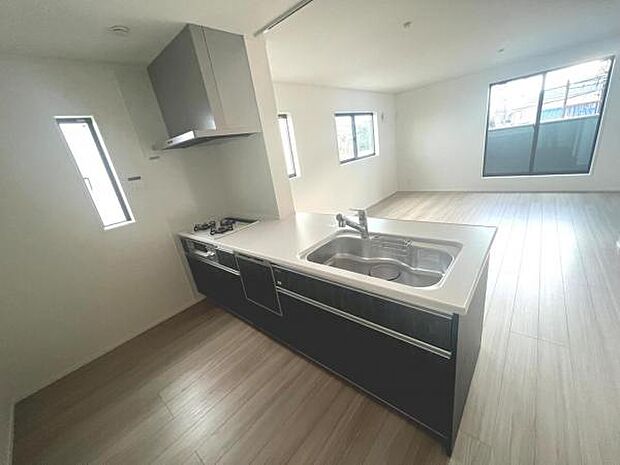 リビングが見渡せ、料理中も会話が弾む対面式キッチンです。