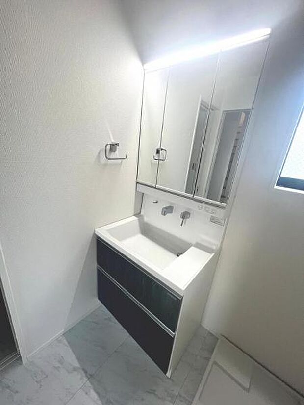 洗面化粧台です。朝の身支度から1日が始まります。