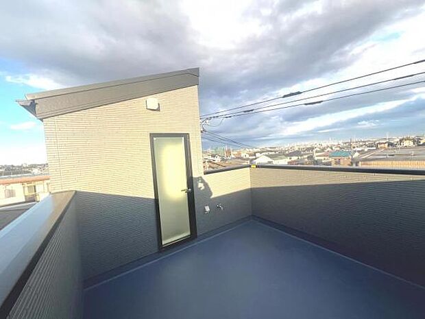 ルーフバルコニーは開放感があり、洗濯物を干すだけでなく、ご家族に合わせた楽しみ方ができますね。