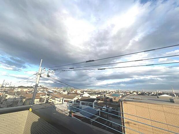 バルコニーからの眺望です。明るい陽射しを浴びながらゆったりと過ごすのも良いですね。