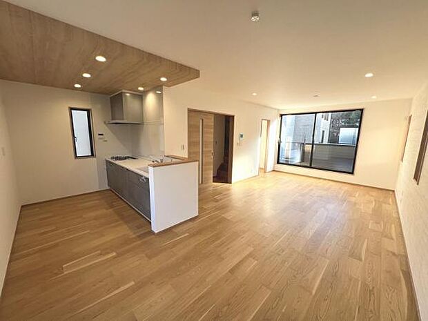 ご家族が集うLDKは約18.5帖の広さ、団らんの空間です。