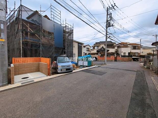 前面道路を含めた現地写真です。