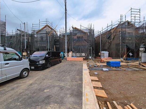 前面道路を含めた現地写真です。