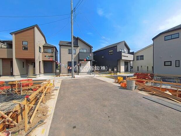 前面道路を含めた現地写真です。