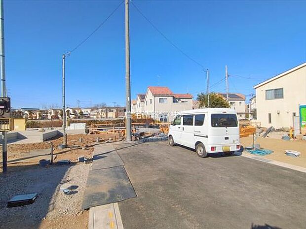 前面道路を含めた現地写真です。