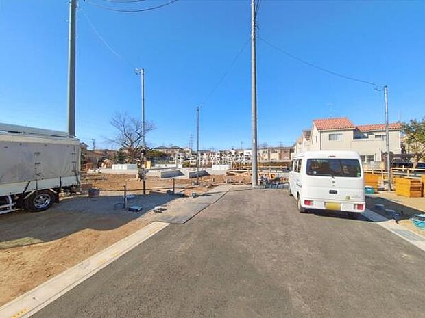 前面道路を含めた現地写真です。